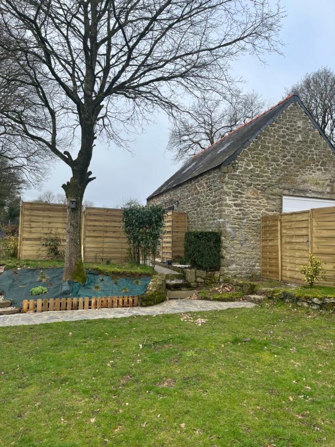 La Petite Maison De Kerguiniou Glomel Bagian luar foto